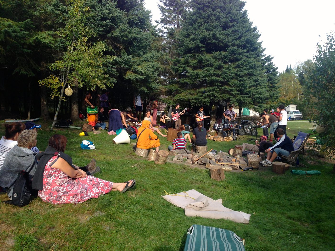 Earthdance 2013 : sur l'herbe du Cherry Island.