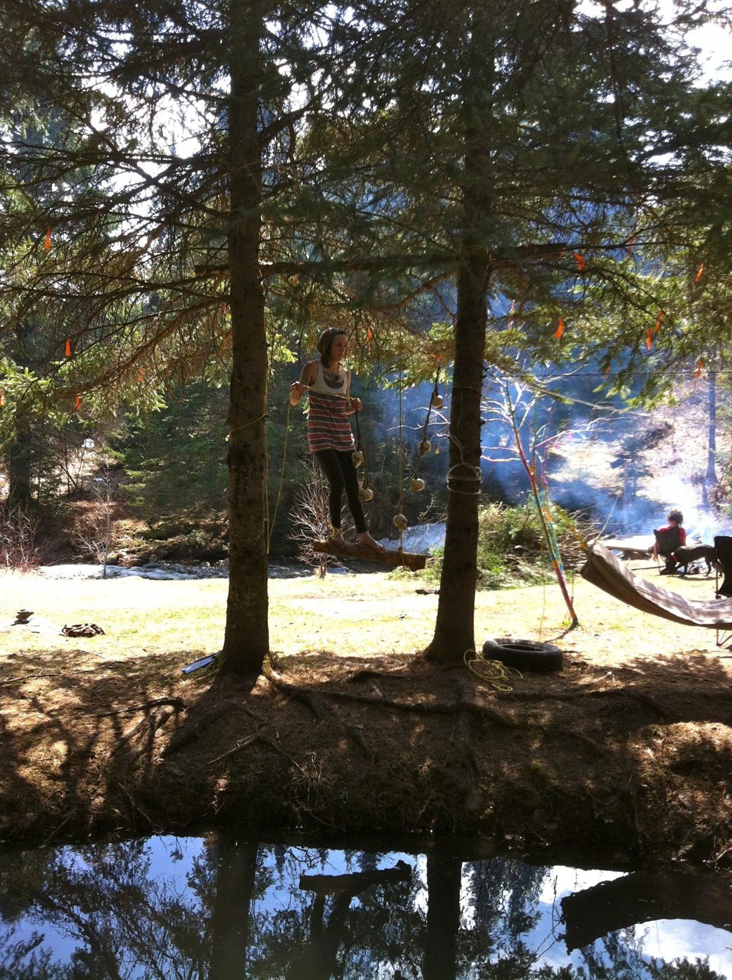 Le ruisseau en crue, la cabane sur pilotis.