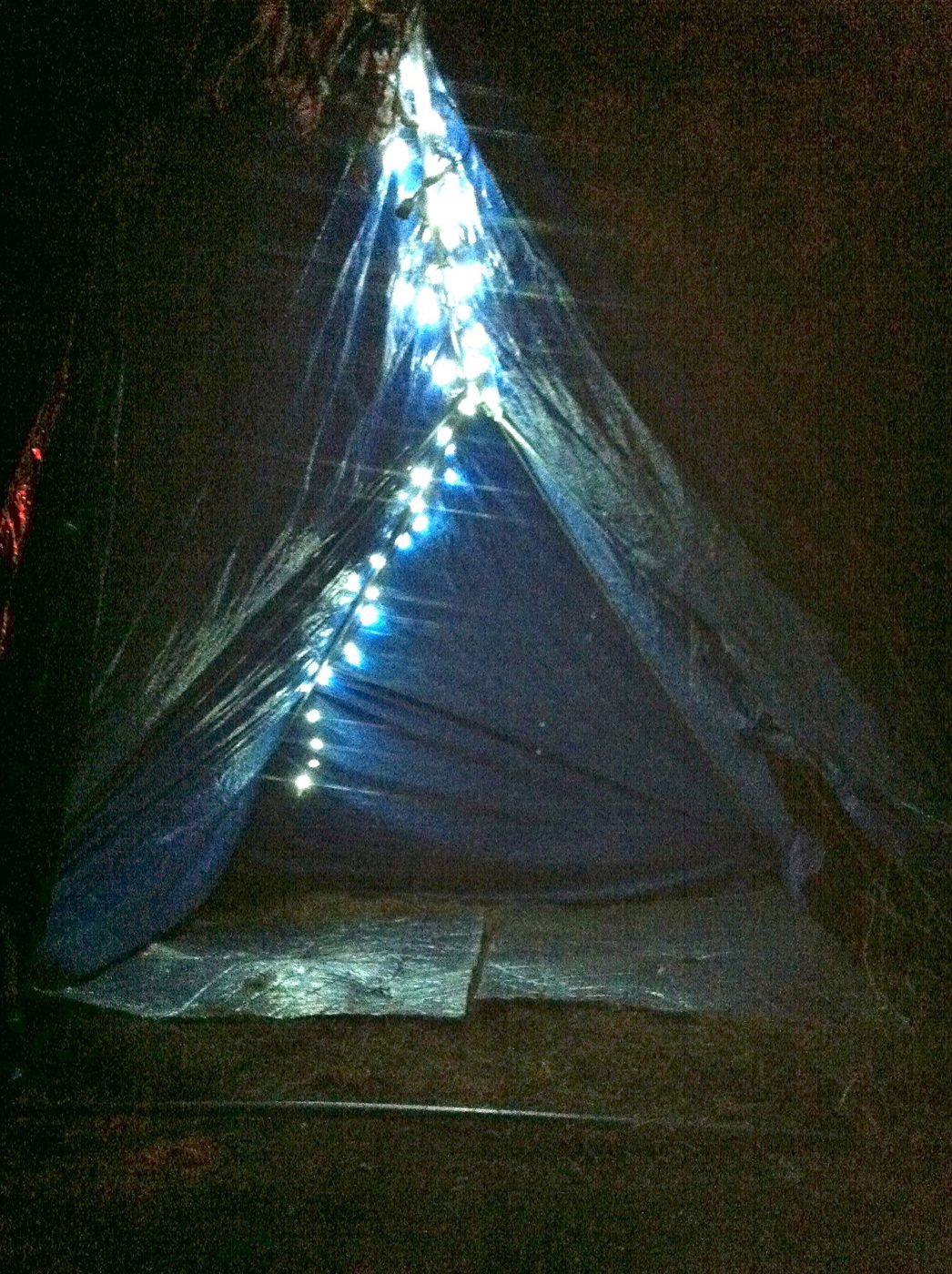 Le tipi éclairé, la nuit.