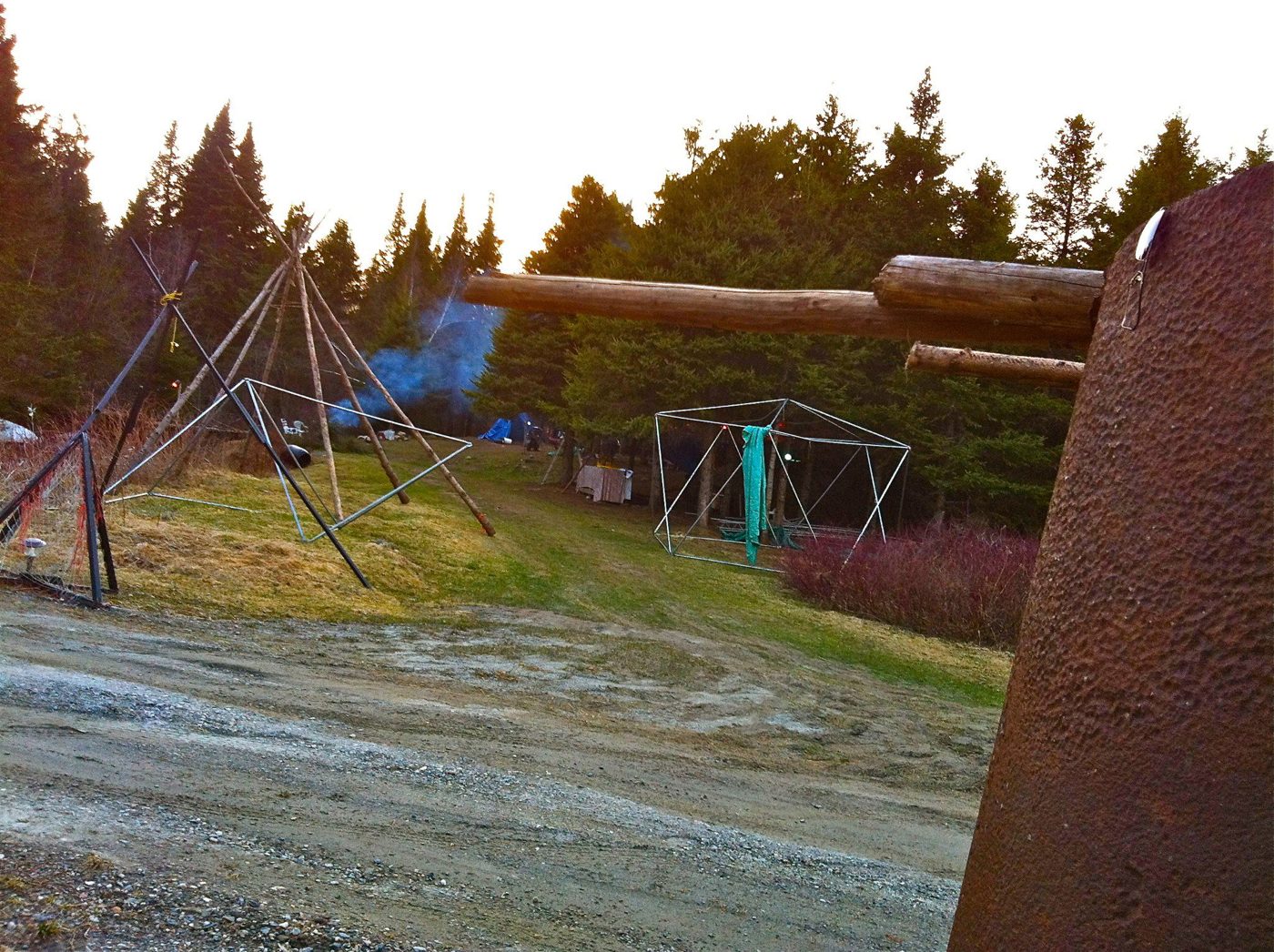 Les structures de dômes, dans le champ, au printemps.