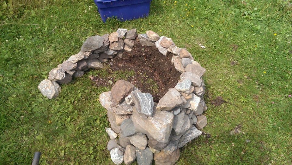 Le rond de pierres du feu, dans l'herbe.