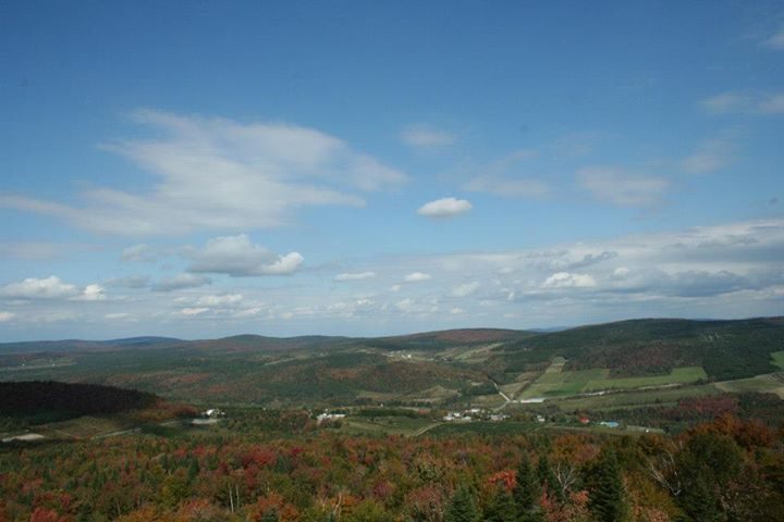 La vallée vue de la montagne, à l'automne.