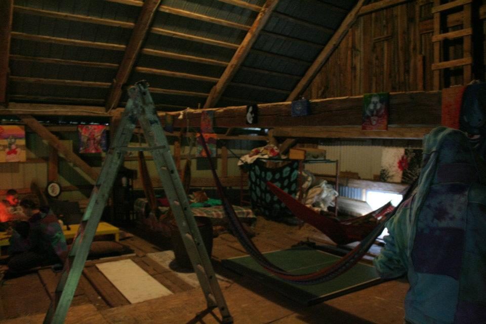 La grange et ses hamacs, sous la charpente.