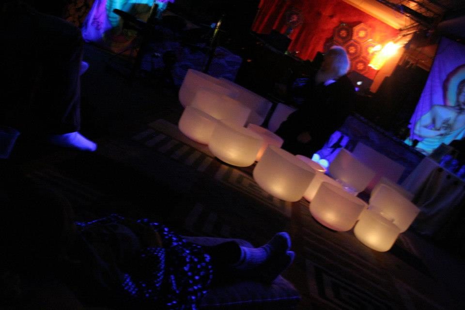 Le bar de nuit et ses lampes.