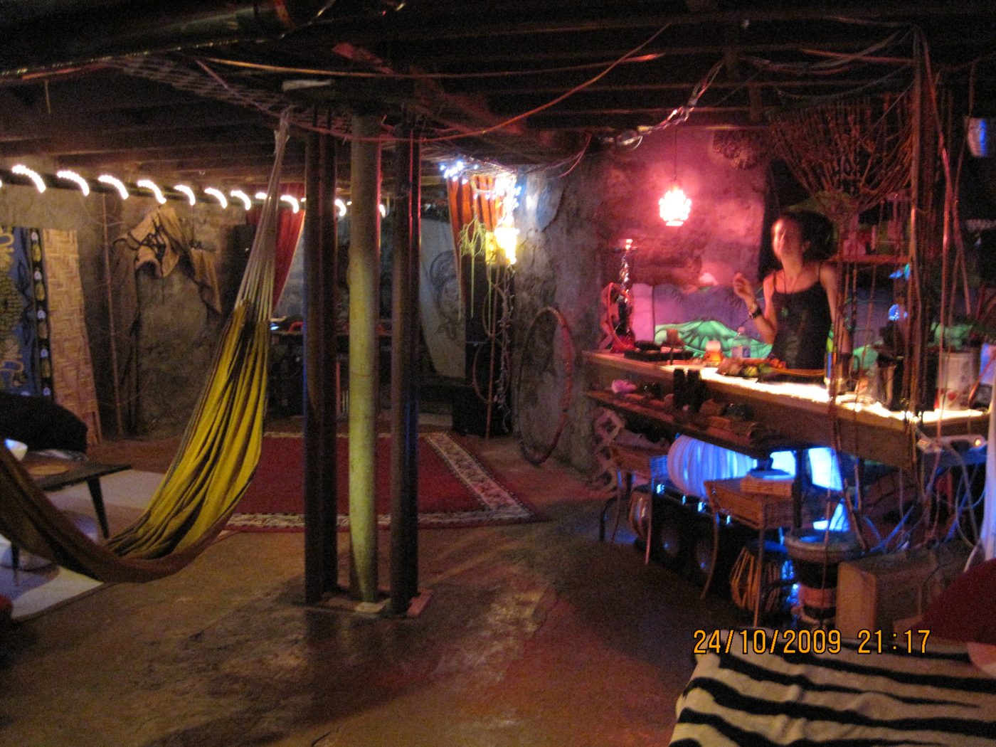 Octobre 2009 : la salle du Donjon, à Montréal, avec ses hamacs et son bar.
