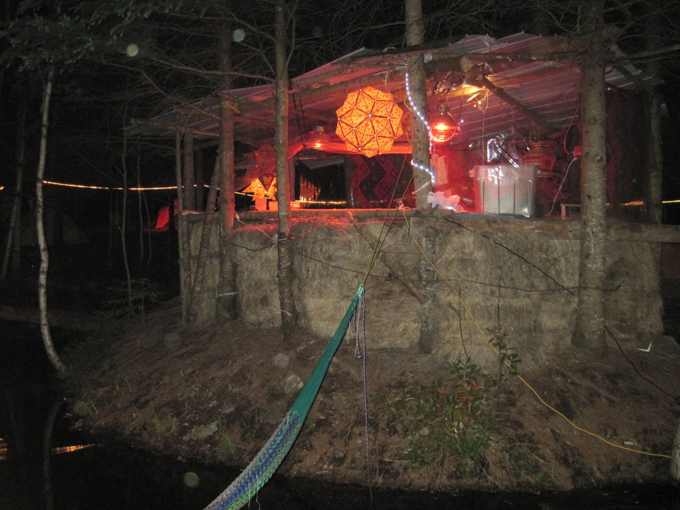 Sundari 2011 : la scène de forêt allumée.