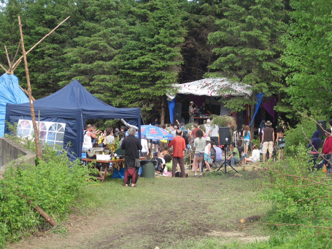 Sundari 2011 : les kiosques et la foule sous les arbres.