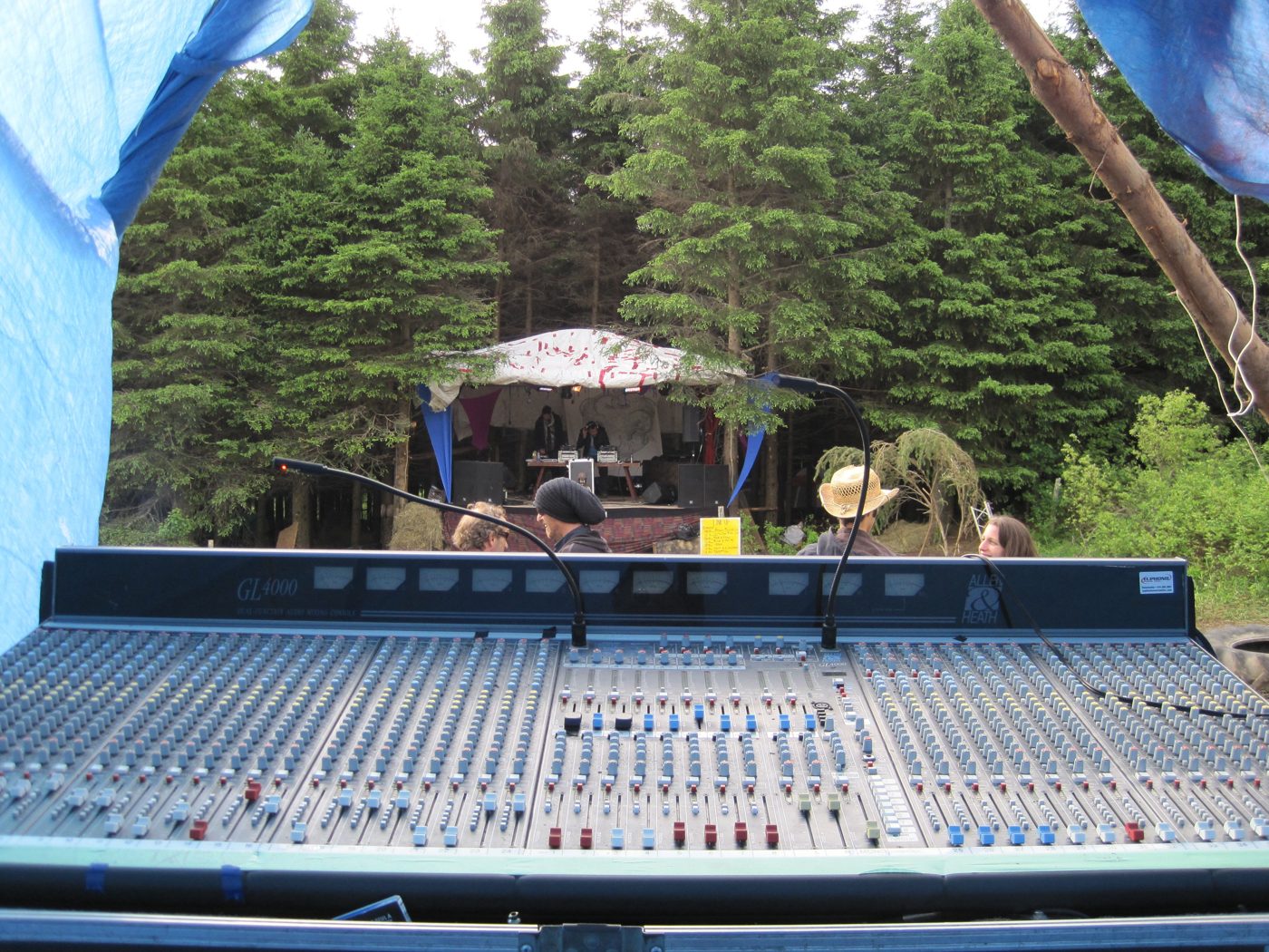 Sundari 2011 : la console, avec la scène couverte au fond.