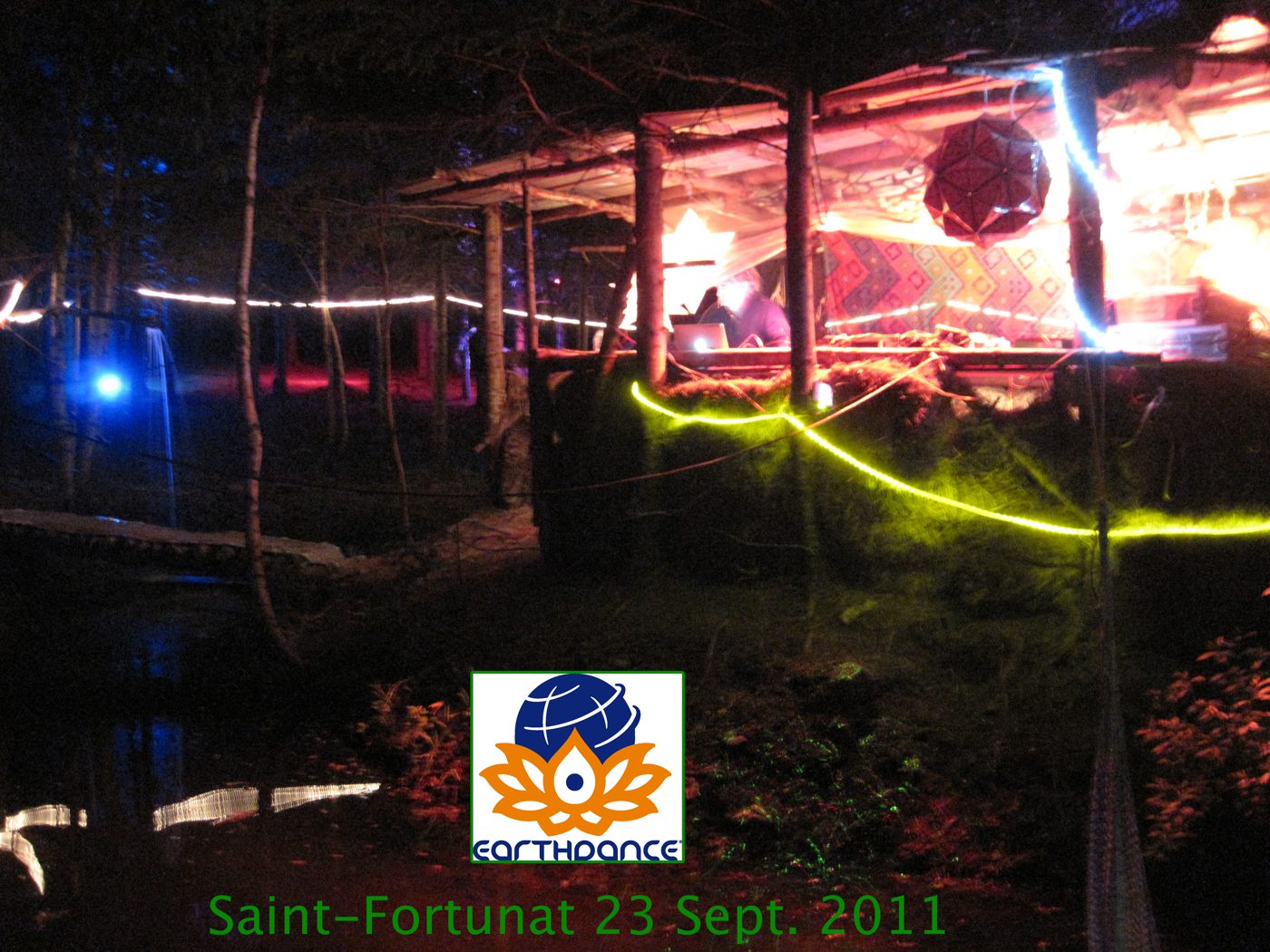 Earthdance St-Fortunat, 23-25 septembre 2011, sur une photo de la scène.