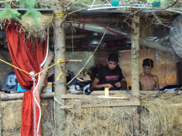 Earthdance 2011 : sous les rideaux rouges de la cabine.