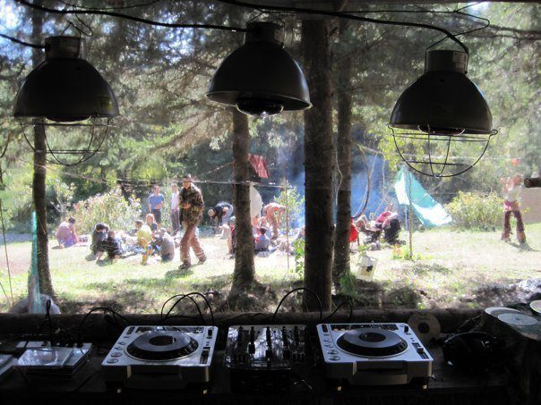 La cabine du DJ sous ses lampes, 2011.