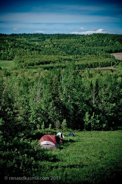 La vue sur le champ et les tentes. Photo Renaud Kasma, 2011.