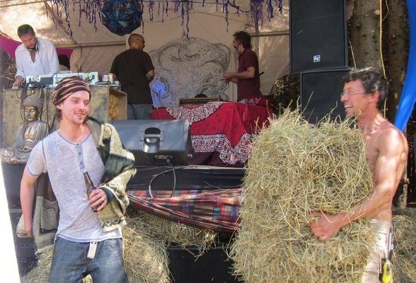 Le foin qu'on transporte pour les lits, 2011.
