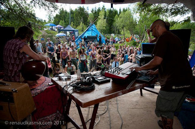 Le dancefloor de jour, un DJ au fond. Photo Renaud Kasma, 2011.