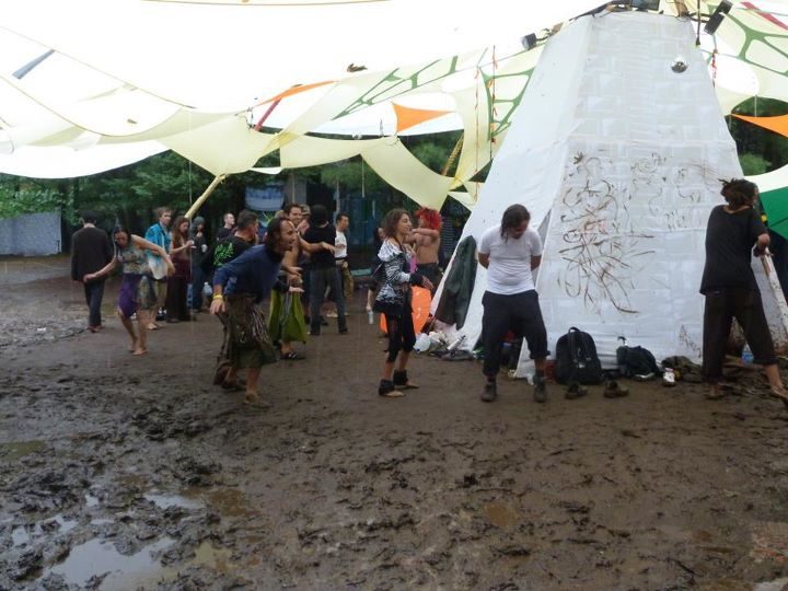 Le camp dans la boue, un jour de pluie.
