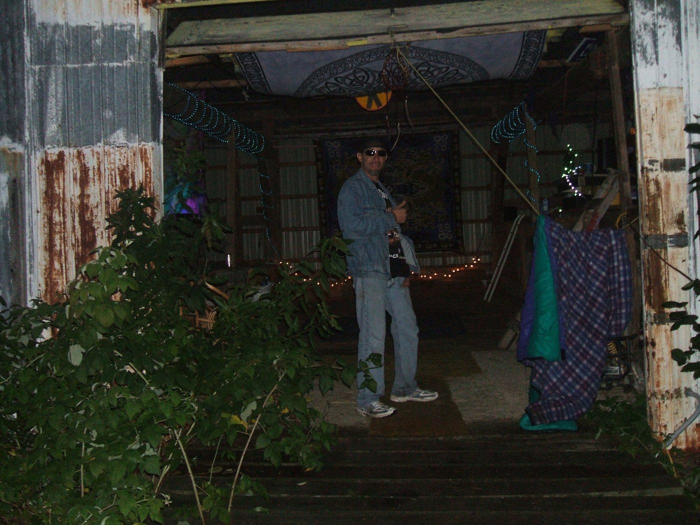 Dans la grange, la nuit, avec des guirlandes.