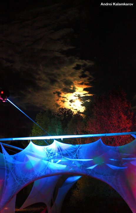Une toile tendue sur la scène, la nuit.