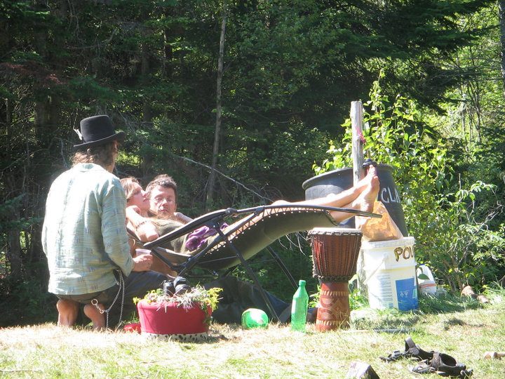 Le camp : djembé, hamacs, chapeaux.