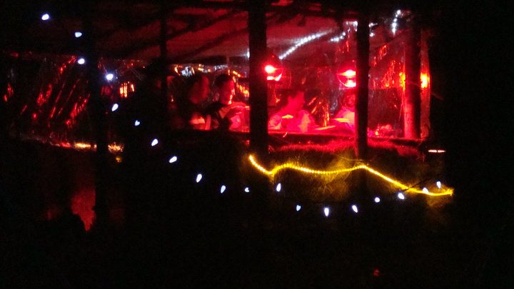 Une nuit de festival, guirlandes et projecteurs.