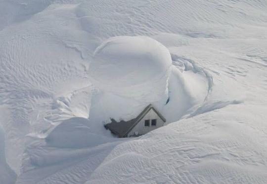 « Too much snow » : une cabane ensevelie.