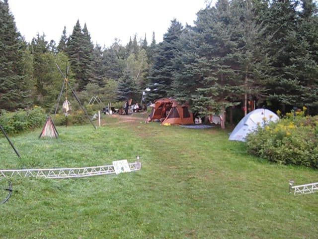 « The Cherry Island Wedding » : un mariage sur l'île, tipi et tentes.