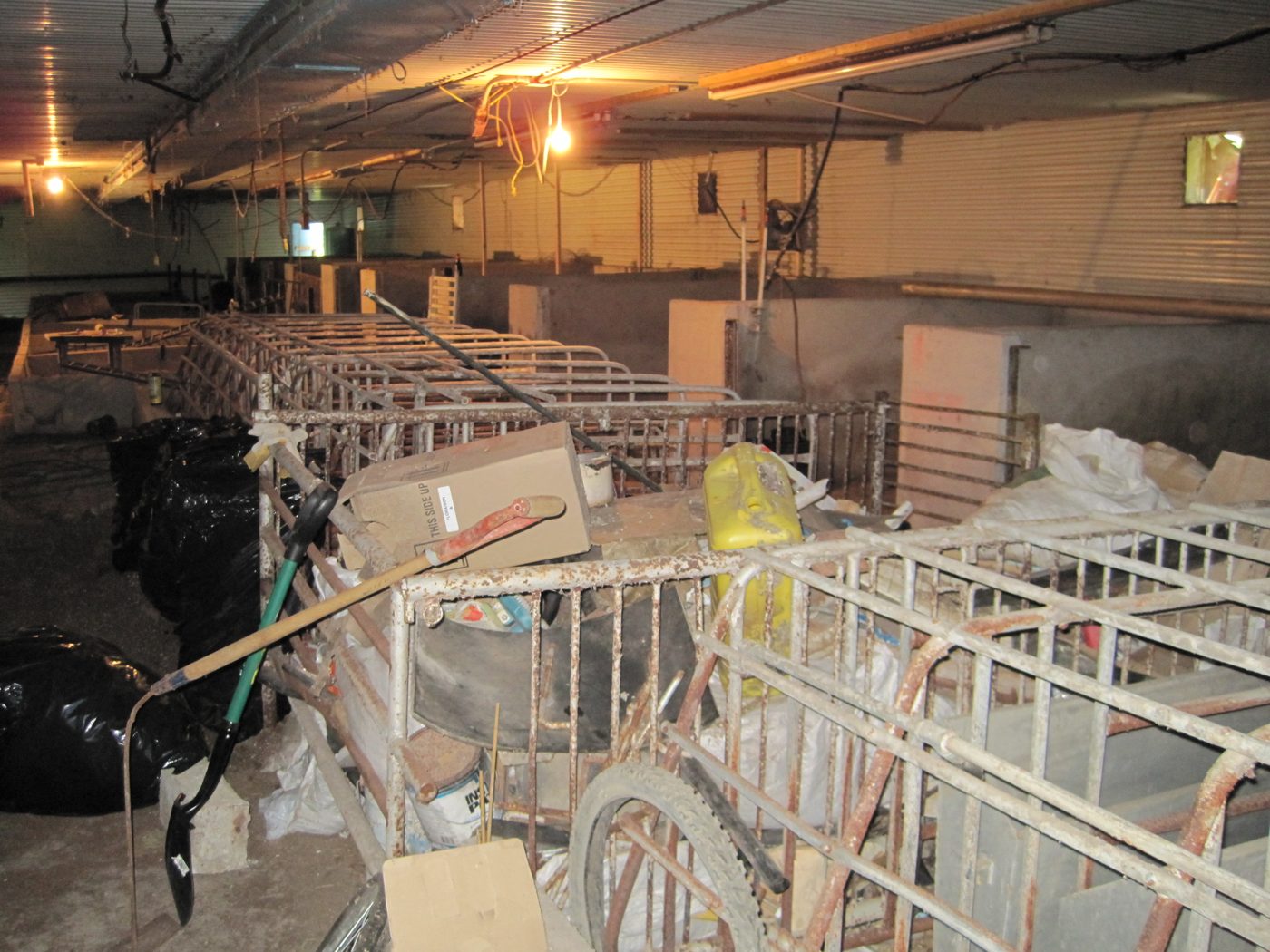 Les restes des anciennes cages, sacs de déchets, tuyaux.