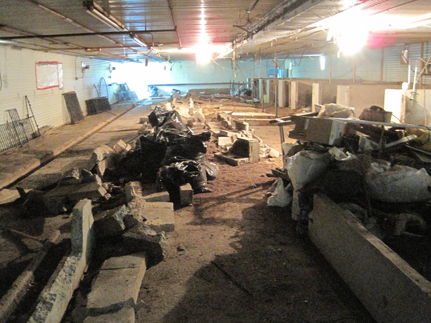 15 juin 2010 : la salle, à moitié dégagée.