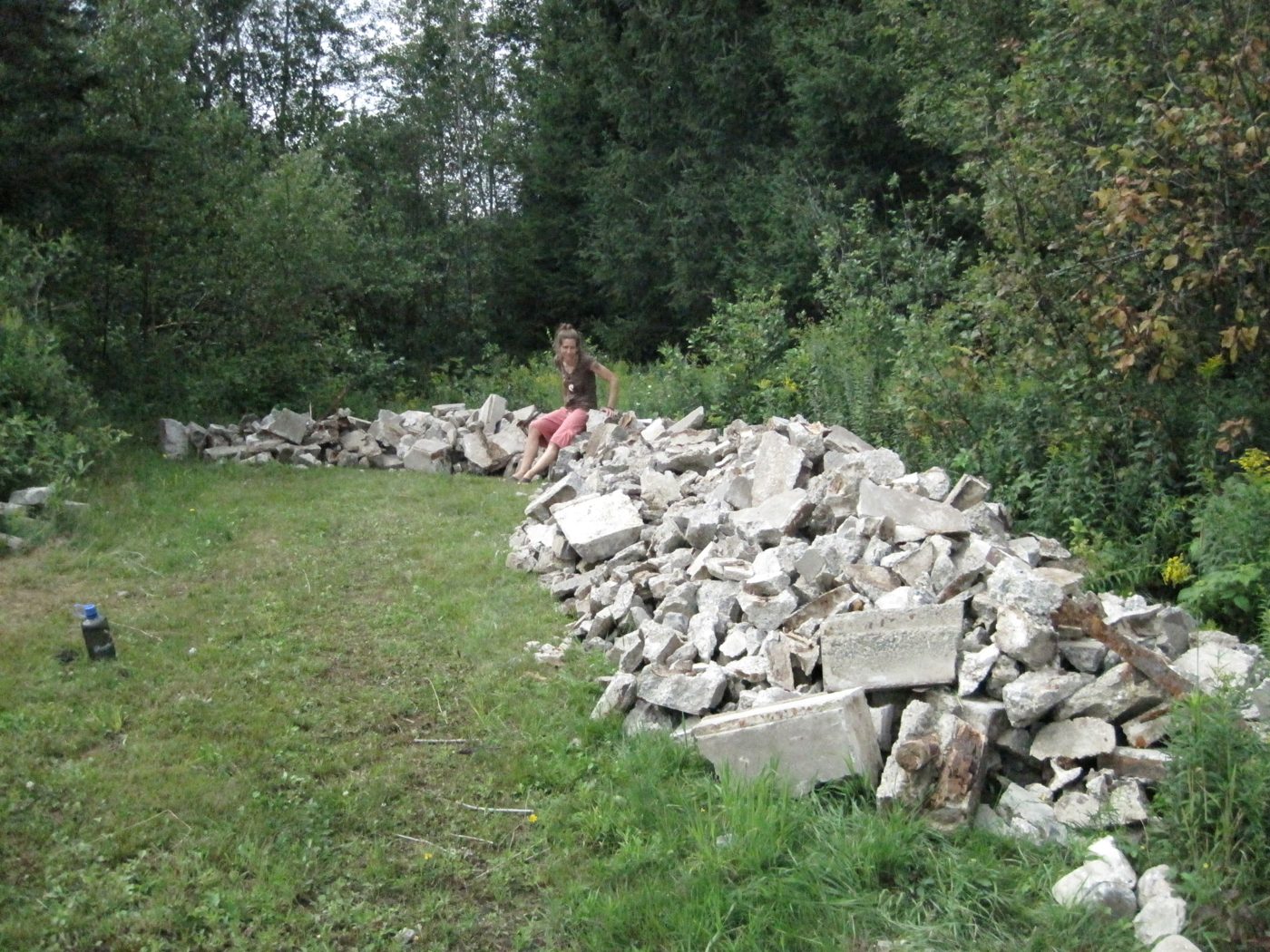 4 août 2010 : les débris sortis, empilés dans le champ.