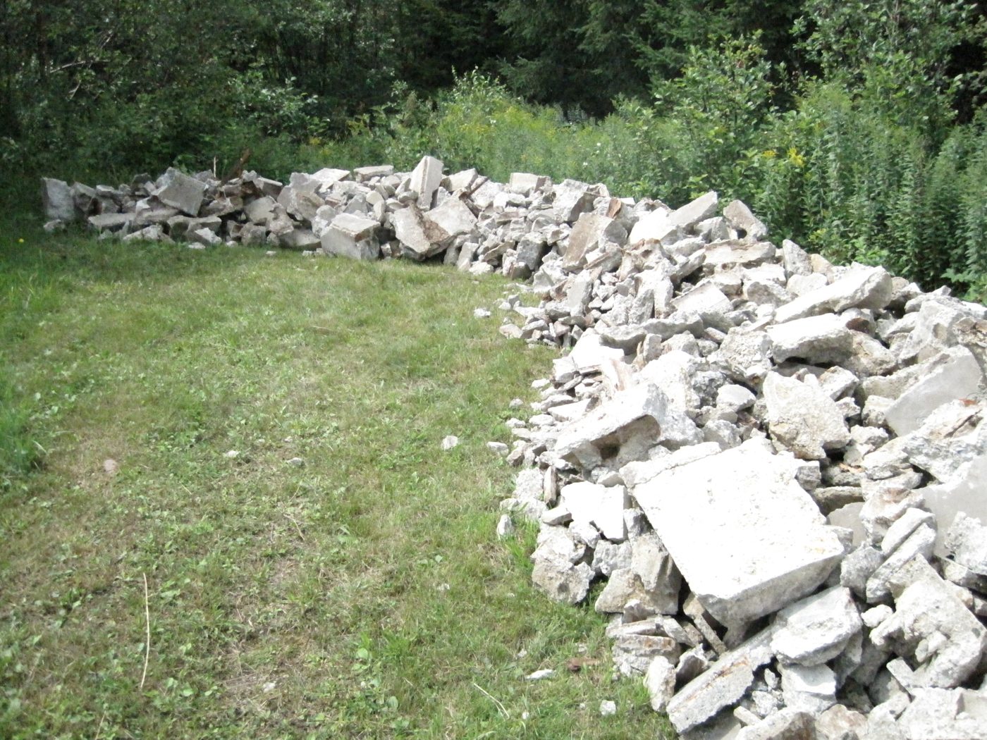 Le mur de béton cassé, à la main, un morceau à la fois.