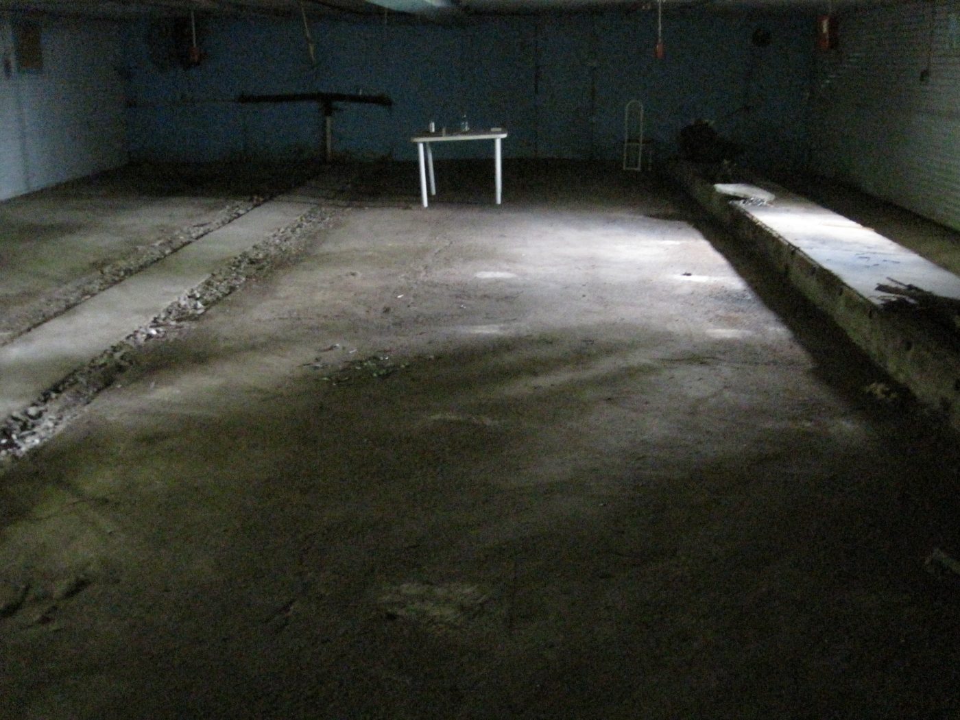 4 août 2010 : le plancher nu, une table, une chaise.