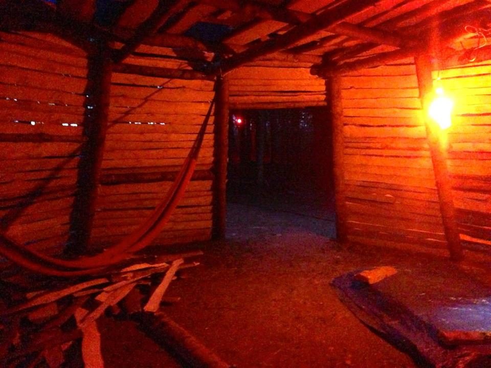 Dans le tipi, à la lumière rouge.