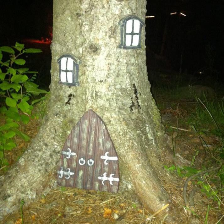 « La porte du sous-terrain » : une porte de lutin au pied d'un arbre.