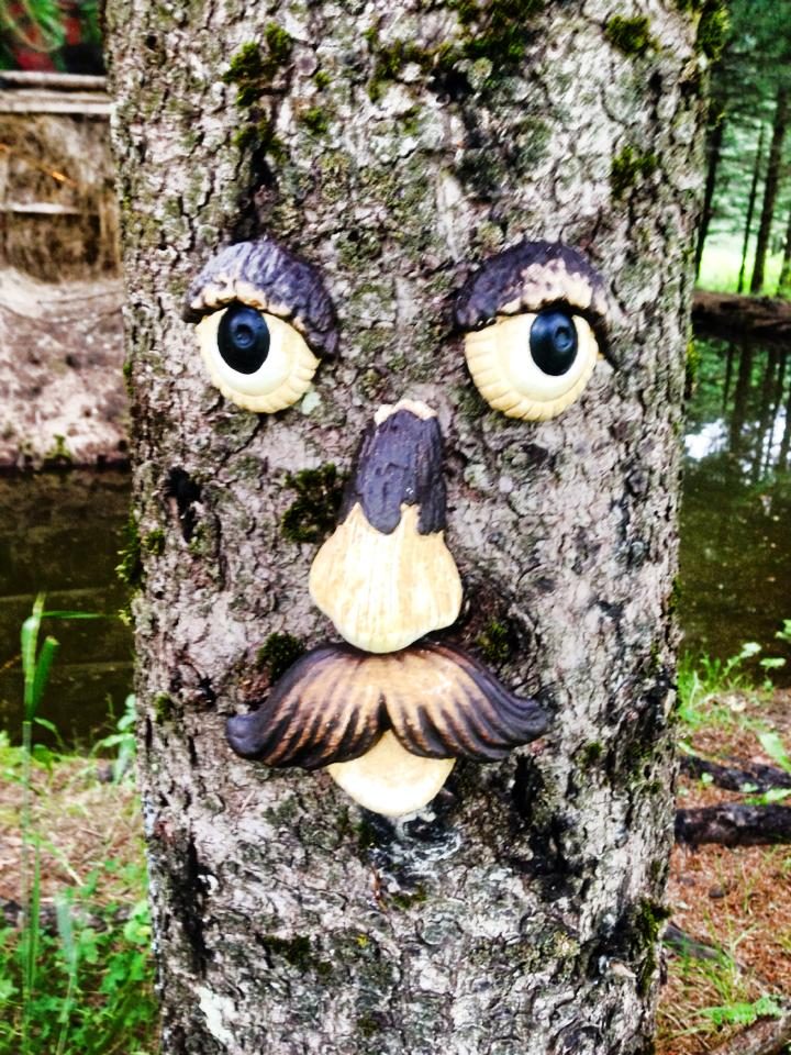 Le treeman, visage cloué sur un tronc.