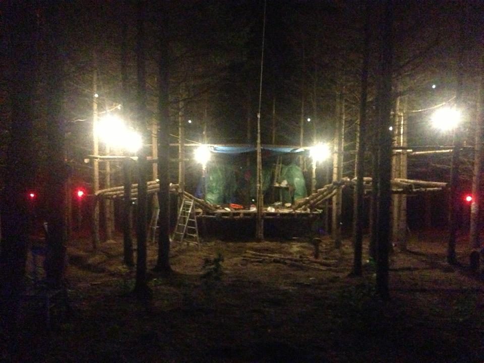 Le Neverland en construction, la nuit, août 2013.