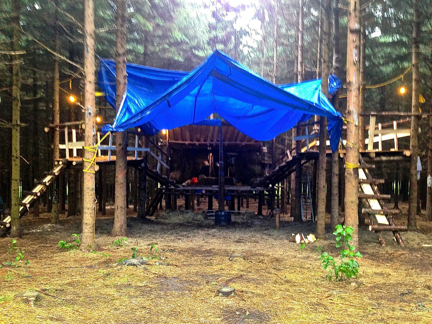 Septembre 2013 : la scène Neverland, en bois rond, avec ses decks accrochés aux arbres et sa toile bleue.