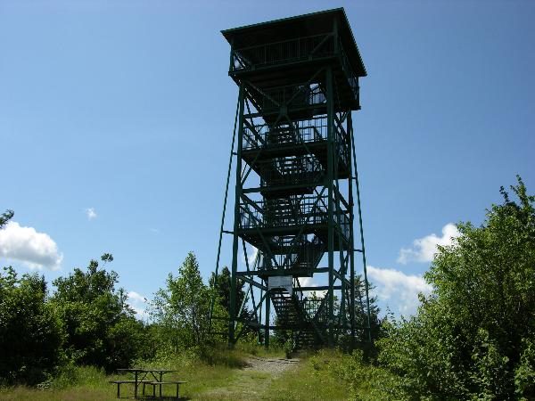 La tour d'observation de Saint-Fortunat, au sommet de la montagne, au bout du sentier.