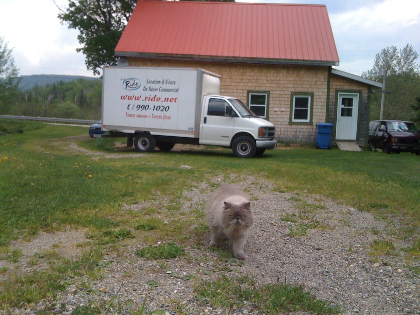 30 mai 2010 : le camion de déménagement devant la maison au toit rouge, 81 route 263.