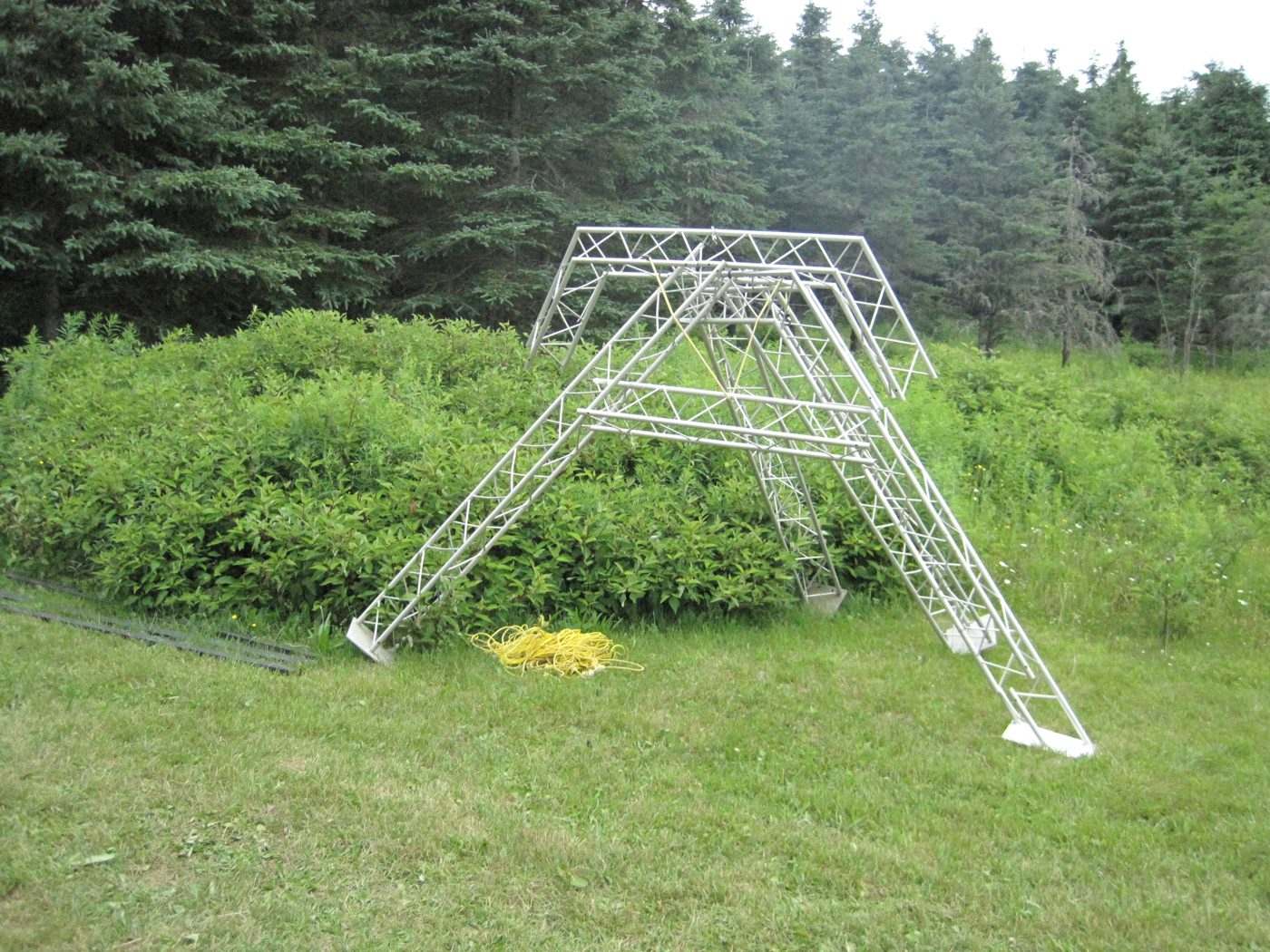 La structure de truss dans le champ, juillet 2010.