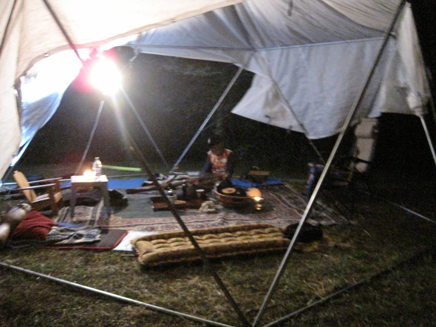 13 juillet 2010 : la tente-cuisine, la table, les lampes.