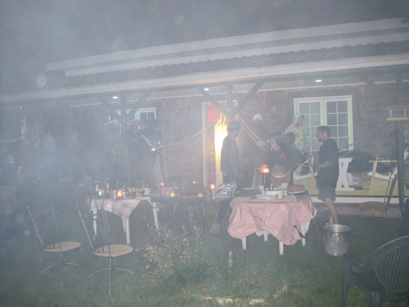 14 août 2010 : souper aux chandelles dans le bunker, avec la fumée.