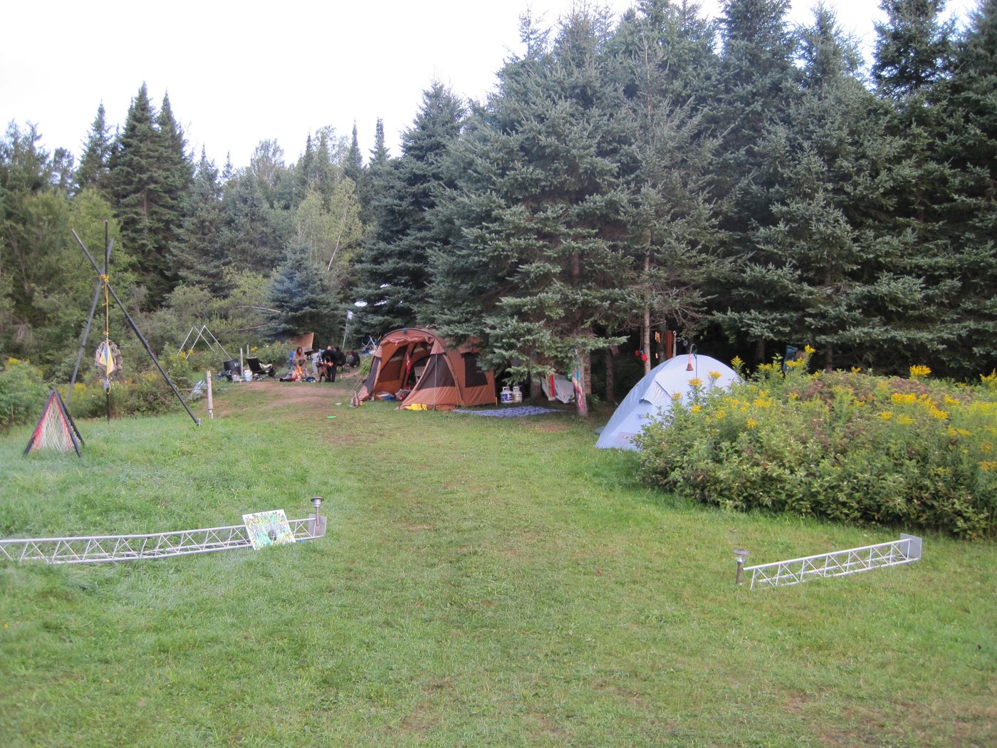 Le camping dans la clairière, août 2010.