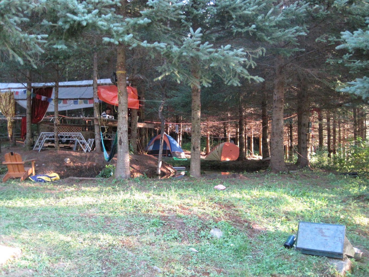 Le camp sous les épinettes, un après-midi d'août.