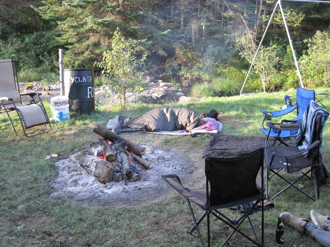 Le feu de camp et les chaises, août 2010.