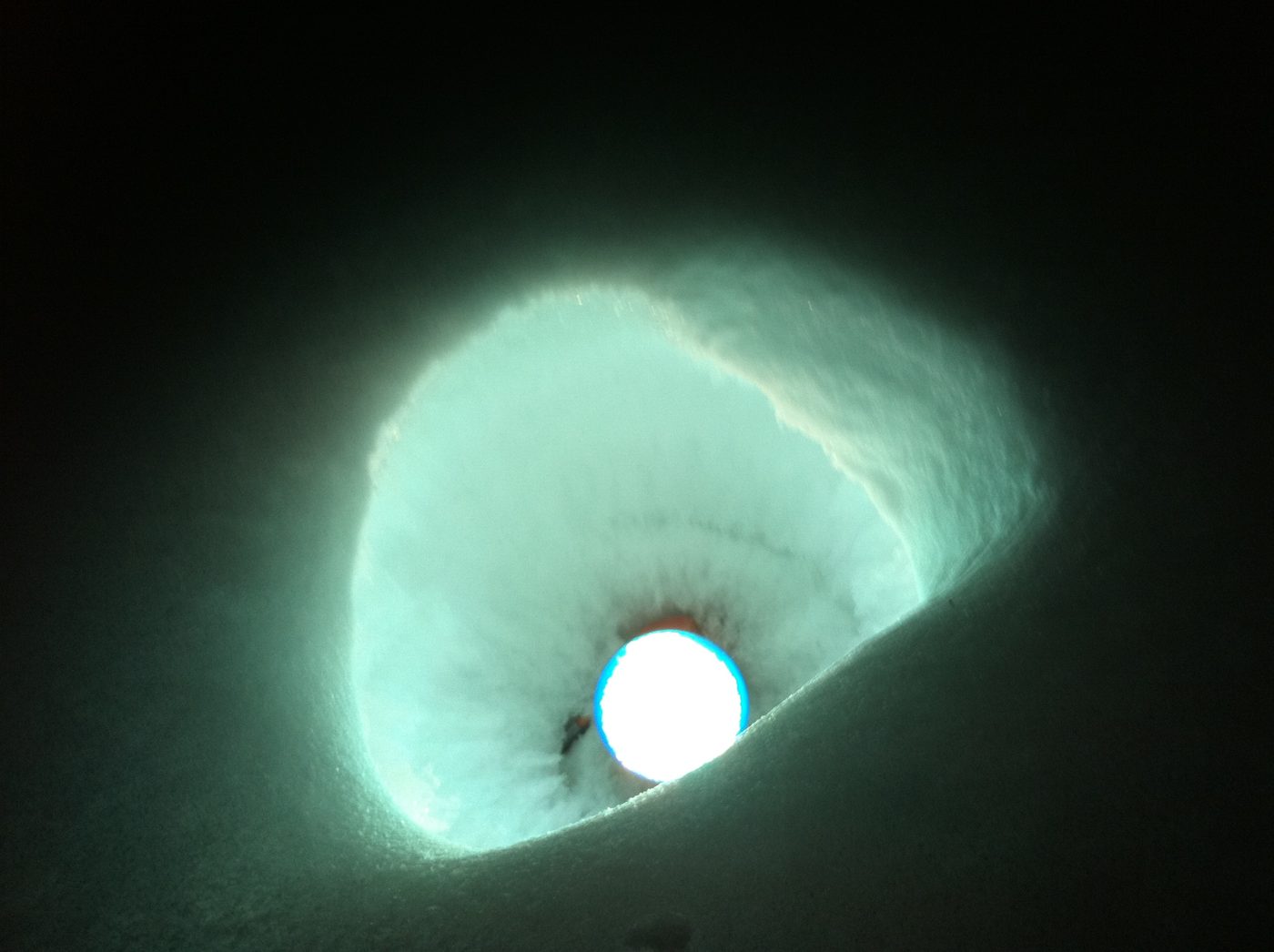 6 février 2011 : un tunnel de neige éclairé de l'intérieur.