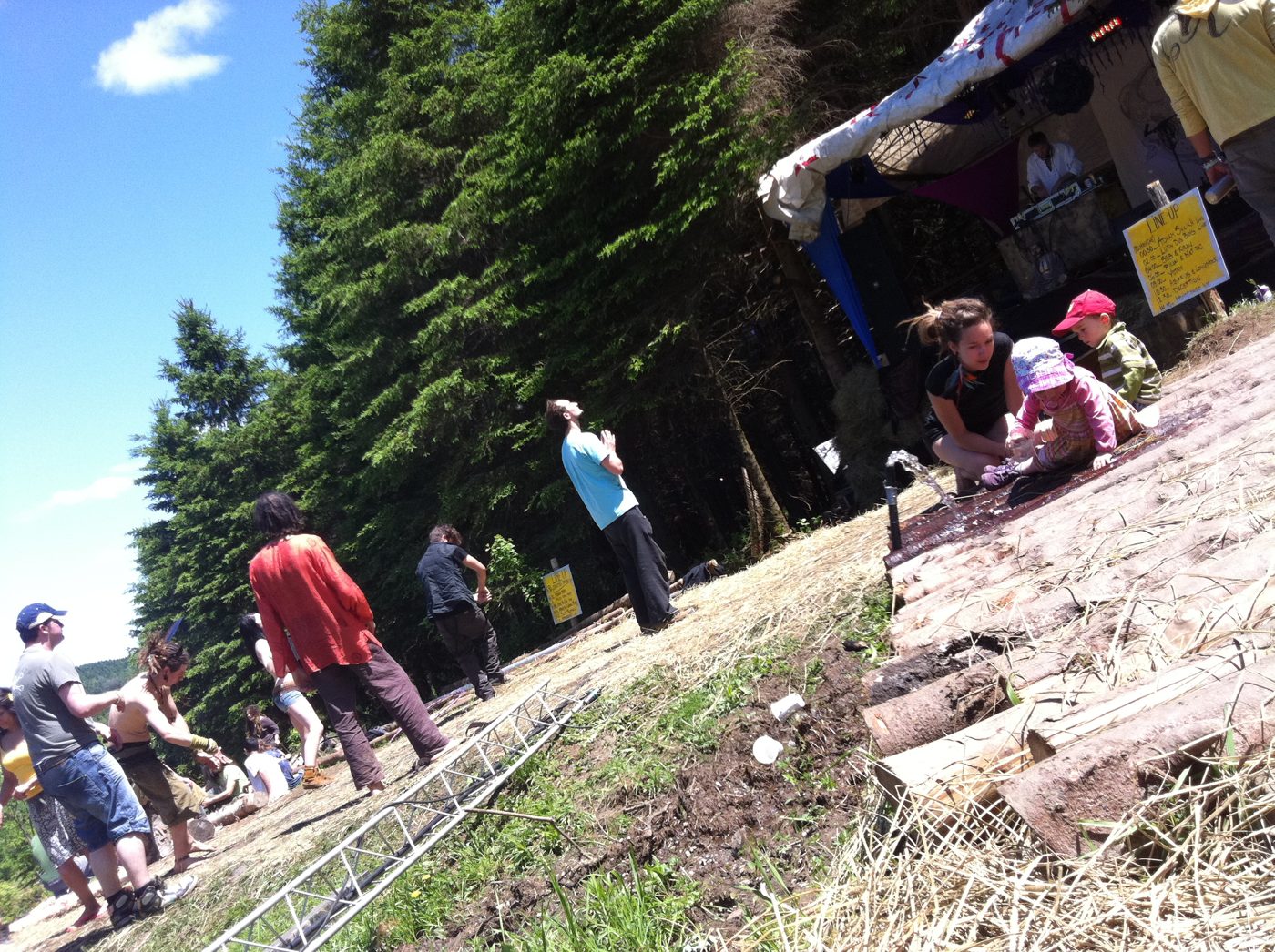 4 juin 2011 : la scène de Sundari, en construction, sous le soleil.