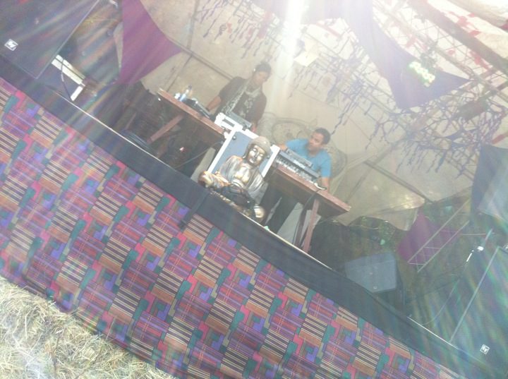 5 juin 2011 : la cabine du DJ, au tissu à motifs.