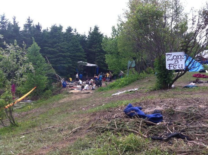 « Zone à feu » : le camp de Sundari 2011, au matin.