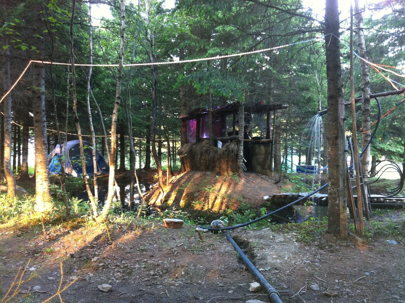 Le camp au soleil couchant, juin 2011.