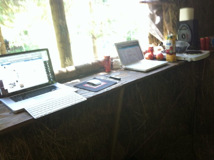 16 juin 2011 : le bureau, deux portables et une fenêtre sur les arbres.