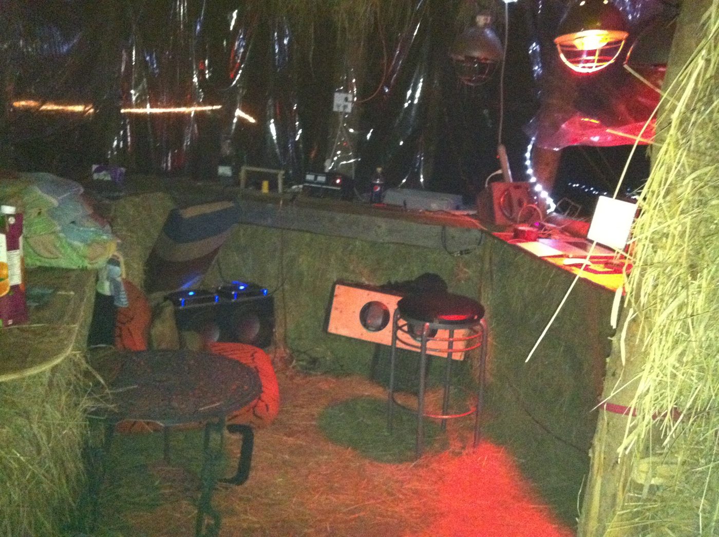 La cabine du DJ dans la forêt, juillet 2011.